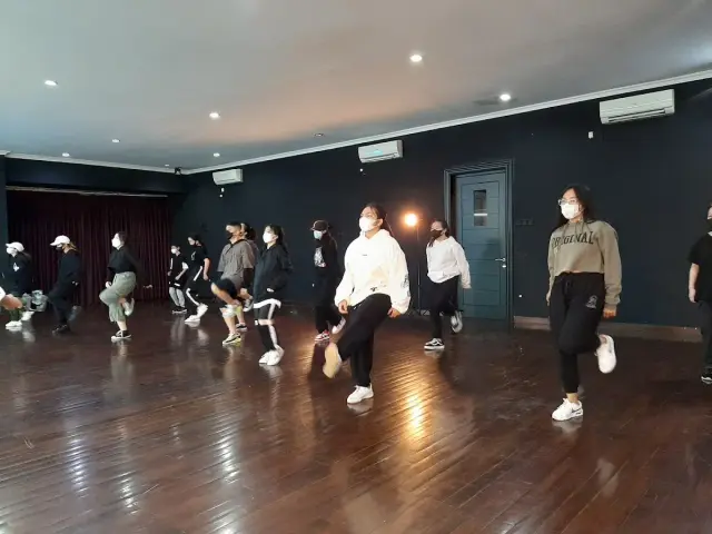 Etoile Dance Center - Gading Serpong (Kabupaten Tangerang)